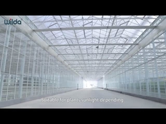 Szklane części metalowej ramy szklarni